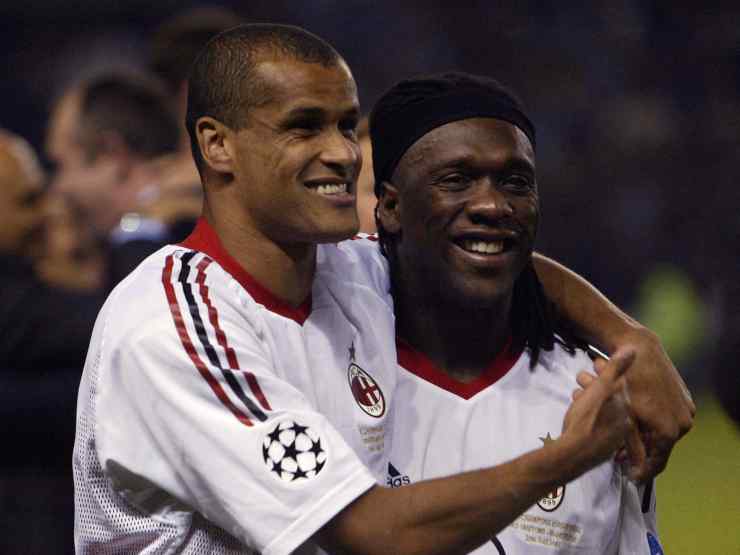 Milan, da sinistra: Rivaldo e Clarence Seedorf festeggiano la vittoria della finale di Champions League contro la Juventus, 28 maggio 2003 (foto di Odd Andersen/AFP via Getty Images)