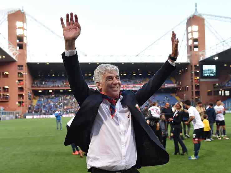 Genoa, l'allenatore Gian Piero Gasperini saluta i tifosi rossoblù al termine della partita con l'Atalanta del 15 maggio 2016 (foto di Valerio Pennicino/Getty Images)