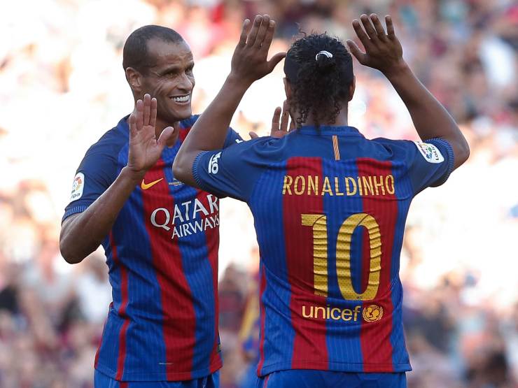 Da sinistra: il centrocampista Rivaldo e l'attaccante Ronaldinho durante l'amichevole fra Barcellona Legends e Manchester City Legends, 30 giugno 2017 (foto di Pau Barrena/AFP via Getty Images)