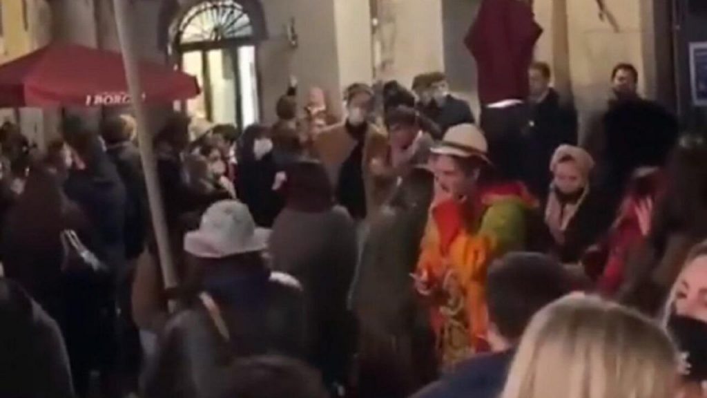 Lucca, festa e balli in piazza senza rispettare misure anti Covid: immagini sui social, partite denunce [VIDEO]