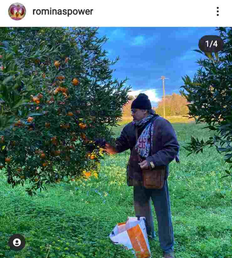 Romina raccoglie i mandarini con il figlio Yari - meteoweek