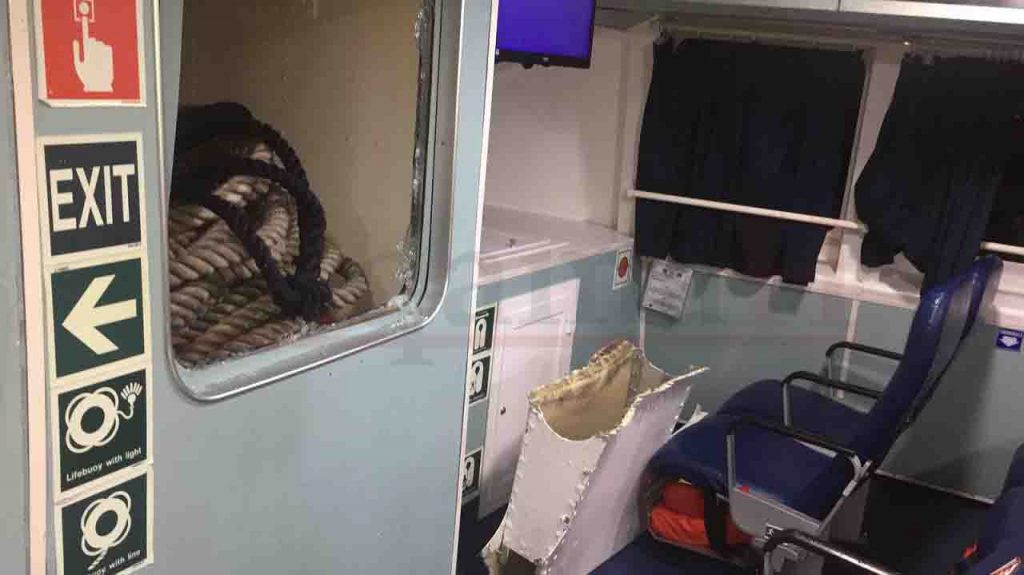 Onda anomala rompe il finestrino dell’aliscafo: terrore a bordo [VIDEO]