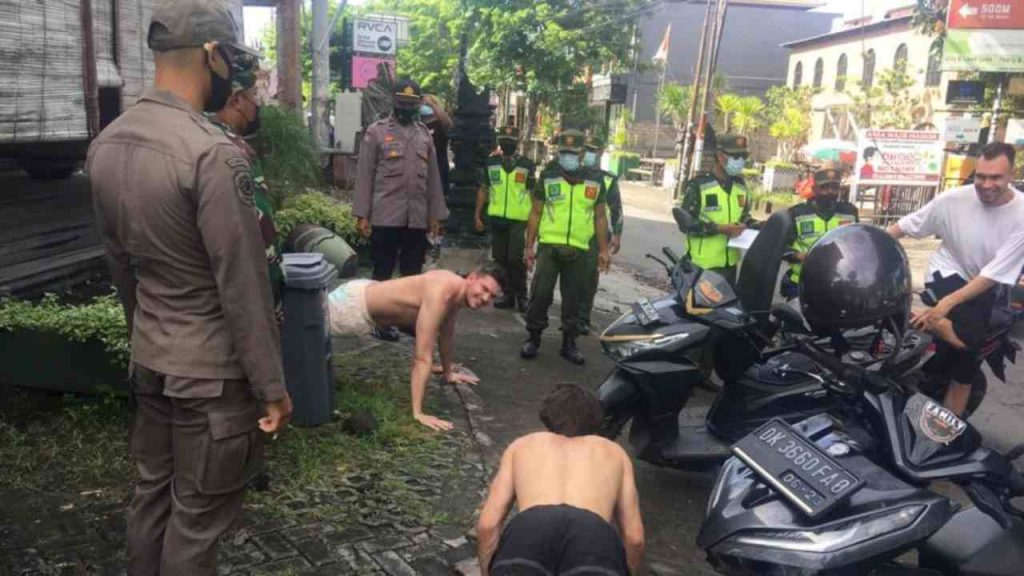 Turisti beccati senza mascherina, agenti li costringono a fare 50 flessioni [VIDEO]
