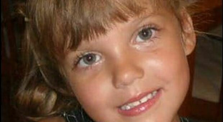 Travolta da un suv mentre aspetta lo scuolabus: Amelia muore a 11 anni