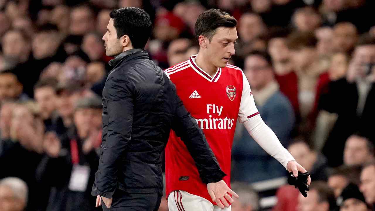 Arsenal, da sinistra: l'allenatore Michael Arteta e il trequartista Mesut Ozil, 2019 (foto © Arsenal)