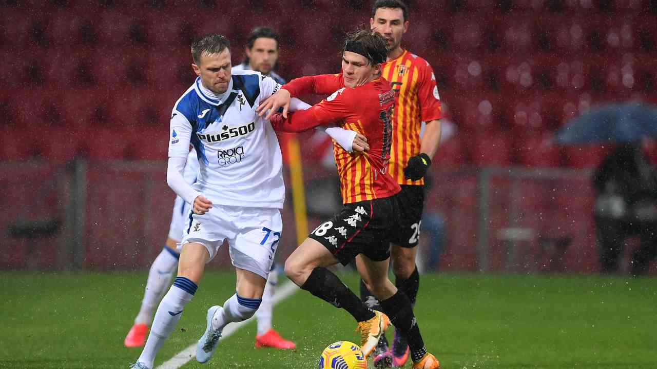 Da sinistra: scontro in campo fra Josip Ilicic dell'Atalanta e Daam Foulon del Benevento. 9 gennaio 2021 (foto di Francesco Pecoraro/Getty Images)