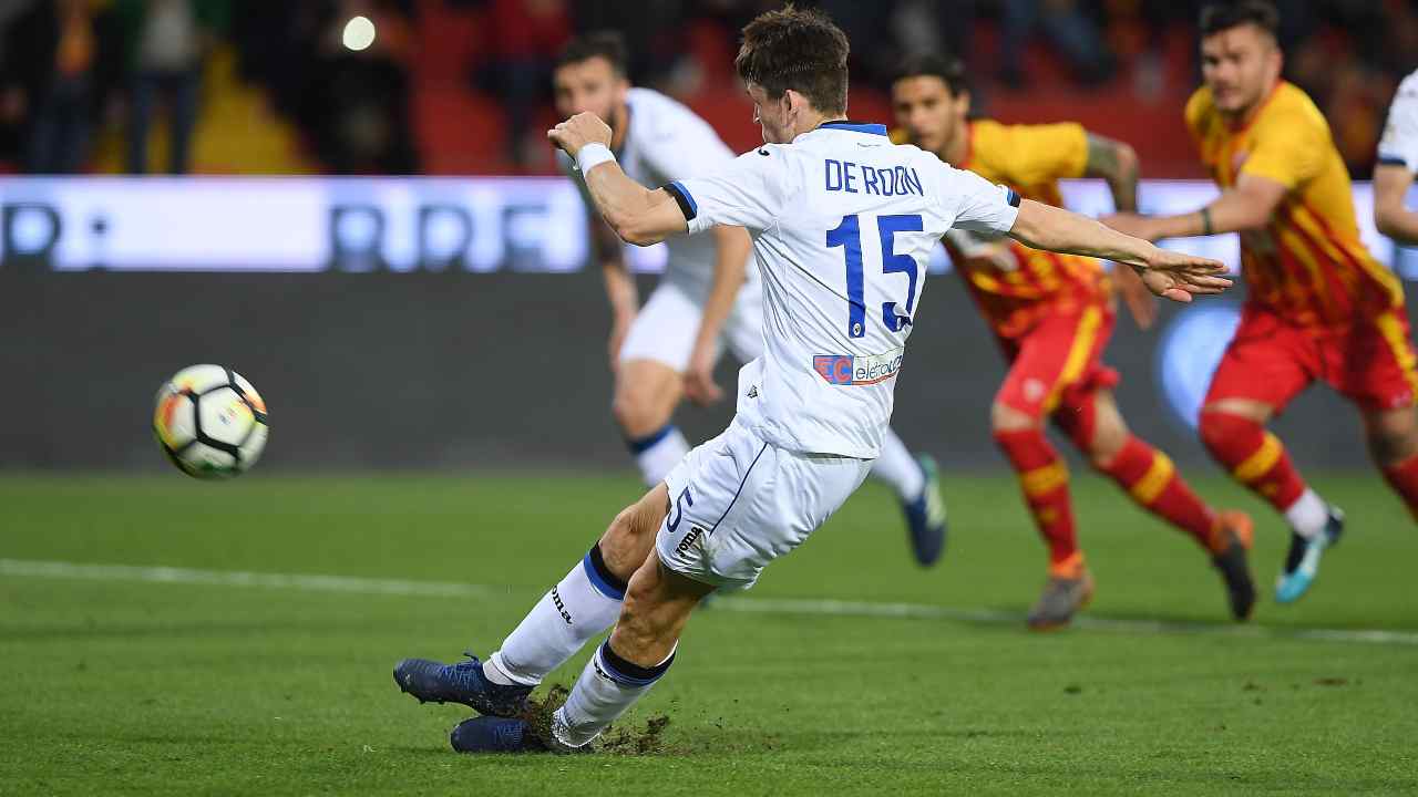 In primo piano: Marten De Roon dell'Atalanta in campo contro il Benevento, 18 aprile 2018 (foto di Francesco Pecoraro/Getty Images)