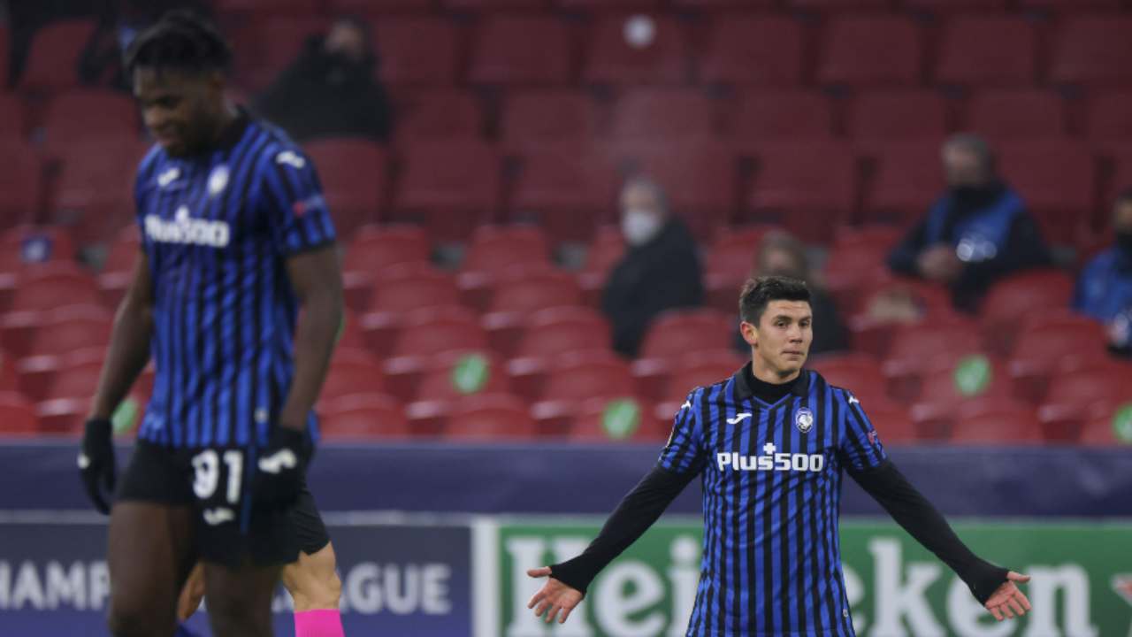 Atalanta, da sinistra: Duvan Zapata e Matteo Pessina in campo nella partita di Champions League con l'Ajax, 9 dicembre 2020 (Photo by Kenzo Tribouillard / AFP via Getty Images)