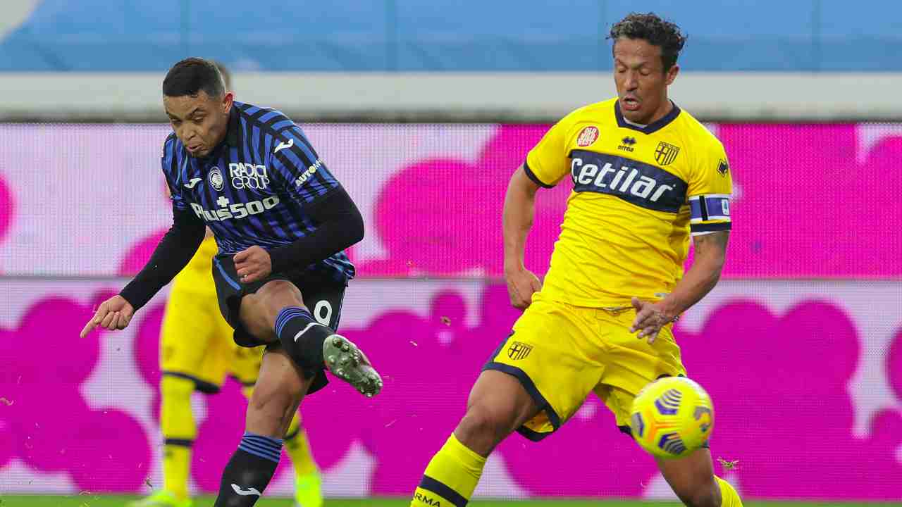 Da sinistra: l'attaccante dell'Atalanta Luis Muriel ed il difensore del Parma Bruno Alves, 6 gennaio 2021 (foto di Emilio Andreoli/Getty Images)