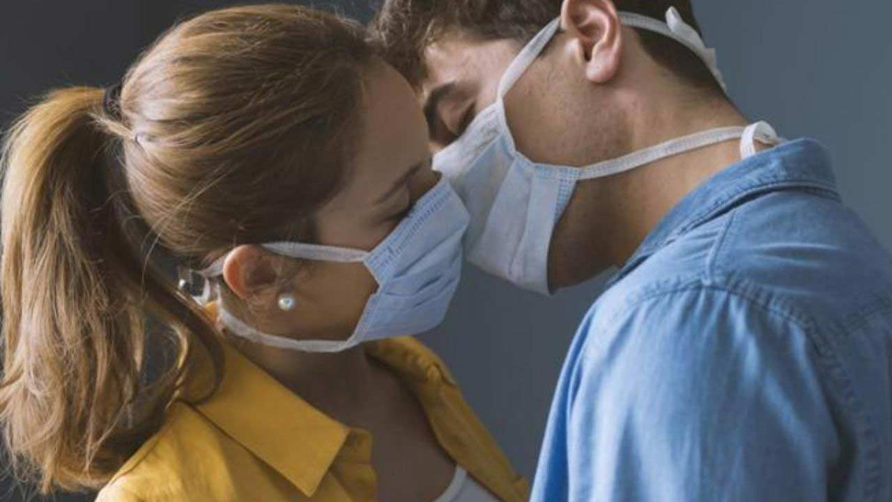 ambulante stazione strappa mascherina bacia donna condannato