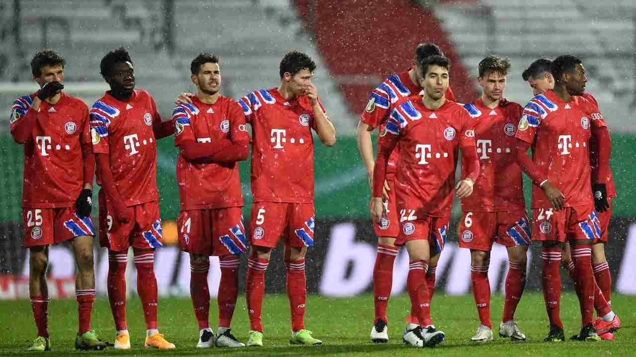 Bayern Monaco, la squadra guarda Marc Roca mentre va a tirare il sesto rigore che decreterà la sconfitta con l'Holsten Kiel nella Coppa di Germania, 13 gennaio 2021 (foto di Stuart Franklin/Getty Images)