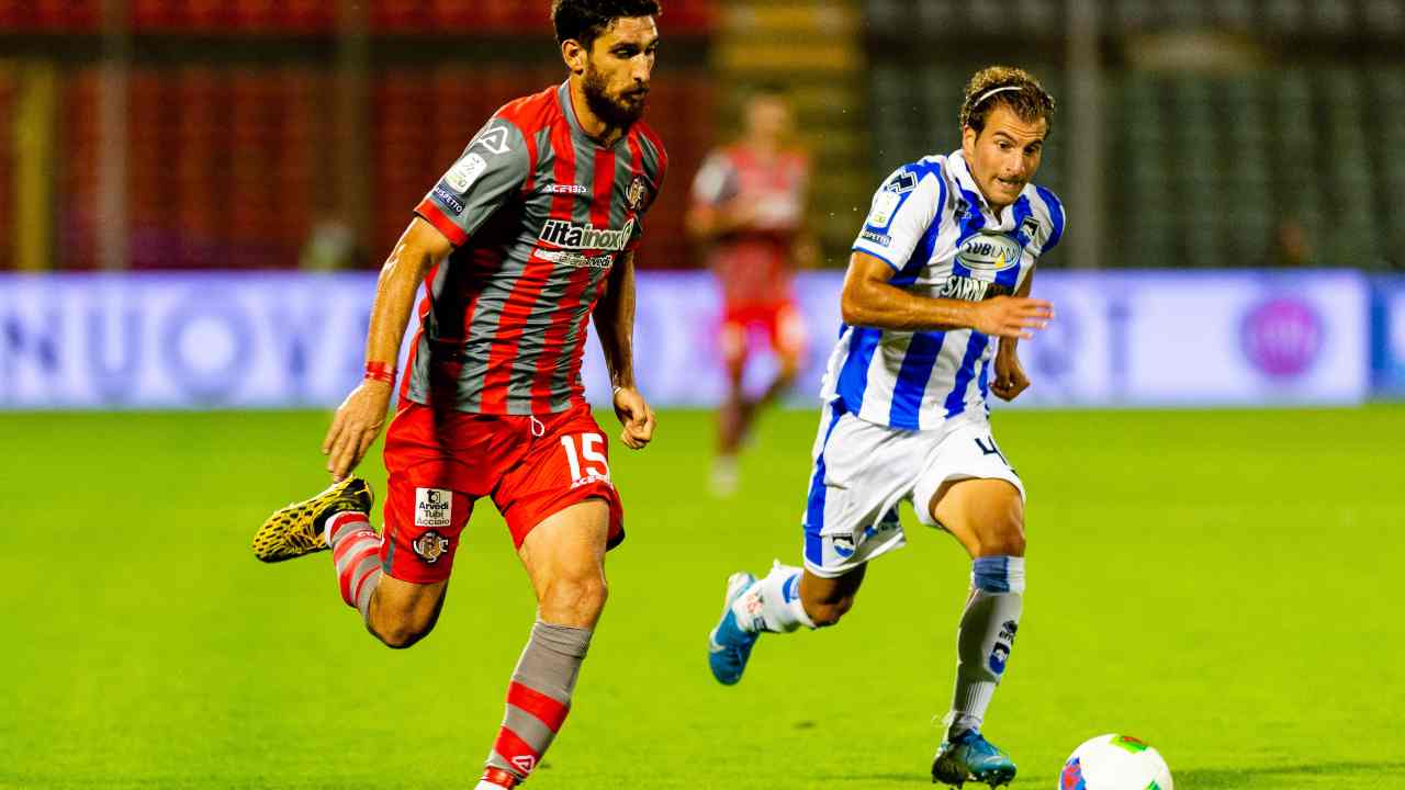 Da sinistra: Matteo Bianchetti della Cremonese si contende il pallone con Edoardo Masciangelo del Pescara, 3 luglio 2020 (foto di Marco M. Mantovani/Getty Images per Lega Serie B)