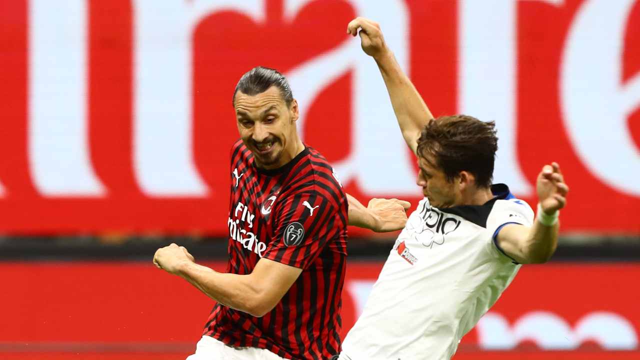 Da sinistra: l'attaccante Zlatan Ibrahimovic del Milan e il centrocampista dell'Atalanta Marten De Roon, 24 luglio 2020 (foto di Marco Luzzani/Getty Images)