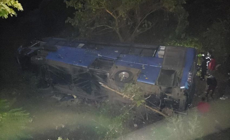 Autobus si ribalta dal ponte: almeno 10 morti e 25 feriti