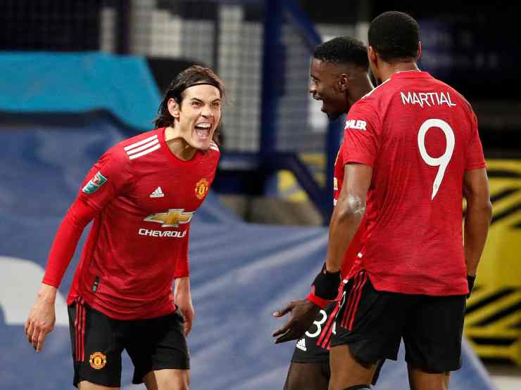 Manchester United, da sinistra: Edinson Cavani festeggia il suo gol all'Everton con Axel Tuanzebe e Anthony Martial, 23 dicembre 2020 (foto di Clive Brunskill/Getty Images)