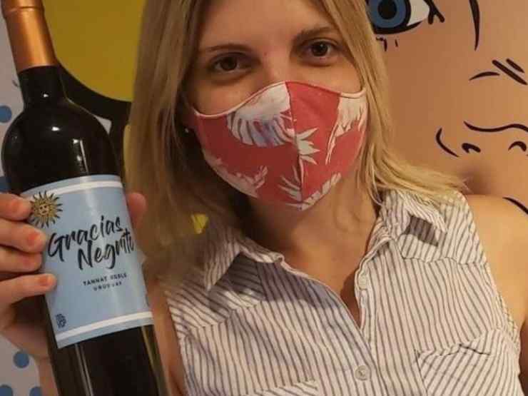 Silvina Rosas con in mano il suo vino "Gracias negrito" (foto © IAM Noticias)