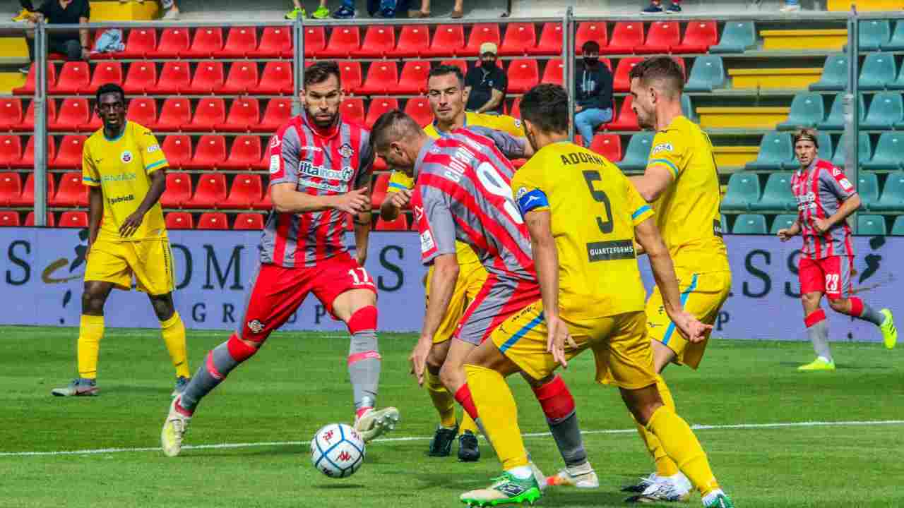 Palla contesa in campo durante la partita di Serie B Cremonese-Cittadella del 27 settembre 2020 (foto © A.S. Cittadella 1973)