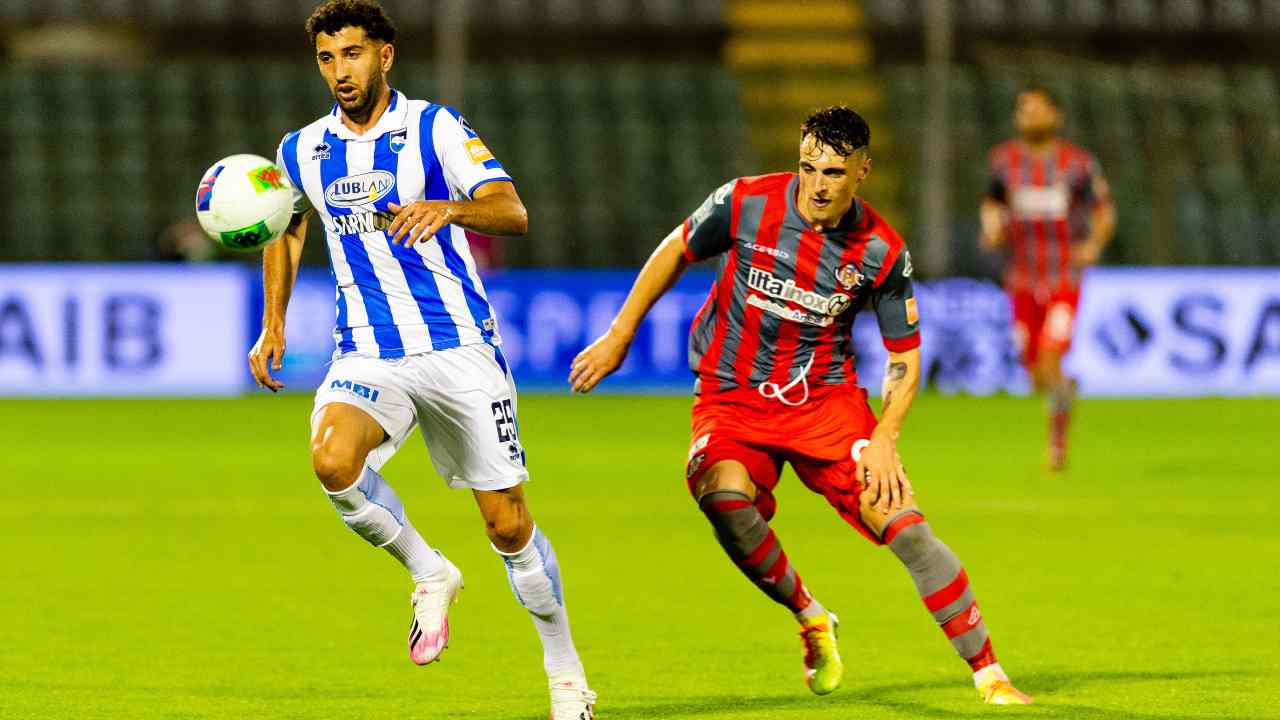 Da sinistra: Luca Crecco del Pescara marcato da Nadir Zortea della Cremonese, 3 luglio 2020 (foto di Marco M. Mantovani/Getty Images per Lega Serie B)