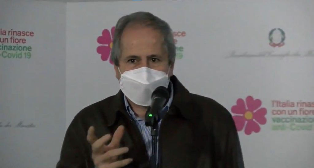 Covid, Crisanti si vaccina in diretta: «È una svolta» [VIDEO]