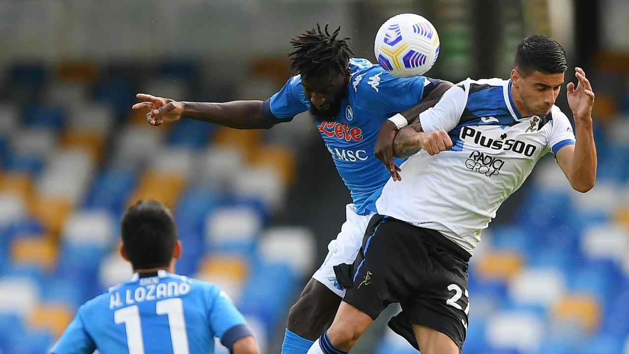 Da sinistra: Lozano e Bakayoko del Napoli in uno scontro aereo con Depaoli dell'Atalanta, 17 ottobre 2020 (foto di Francesco Pecoraro/Getty Images)