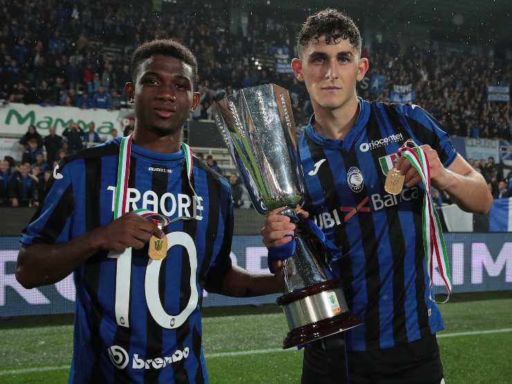 Da sinistra: Amad Diallo (quando giocava con il nome di Amad Traoré) e Roberto Piccoli festeggiano la vittoria della Primavera Tim Supercup, 28 ottobre 2019 (foto di Emilio Andreoli/Getty Images per Lega Serie A)