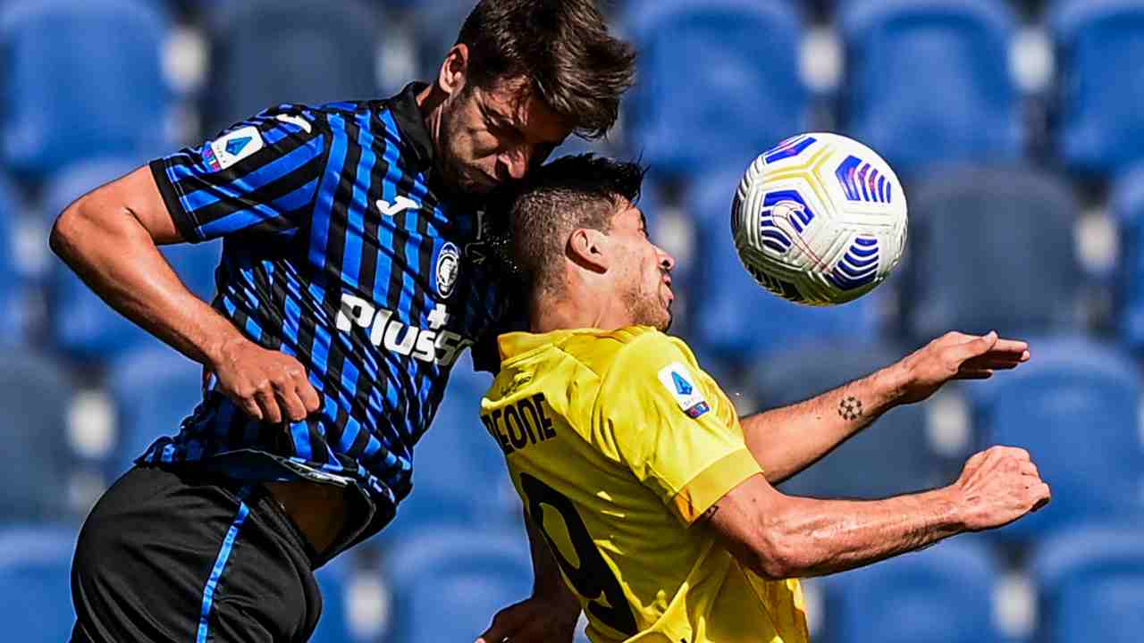 Da sinistra: il difensore Berat Djimsiti dell'Atalanta e l'attaccante Giovanni Simeone del Cagliari, 4 ottobre 2020 (foto di Miguel Medina/AFP via Getty Images)