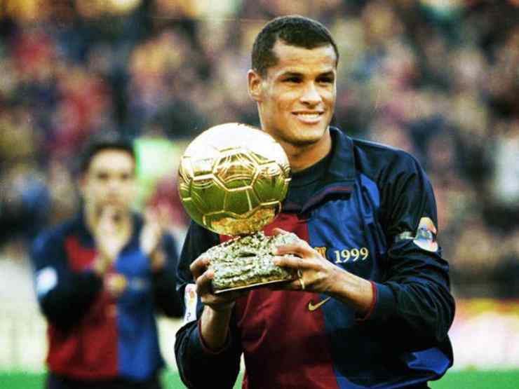 Rivaldo con il Pallone D'Oro vinto nel 1999