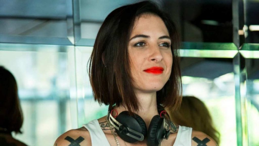 Ema Stokholma le violenze della madre: “Mi accusava d’andare a letto con mio padre”