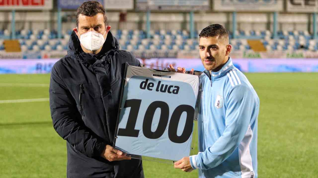 Virtus Entella, Giuseppe De Luca festeggia le 100 presenze in biancoceleste a margine della partita con il Cittadella, 4 gennaio 2021 (foto © Virtus Entella Chiavari)