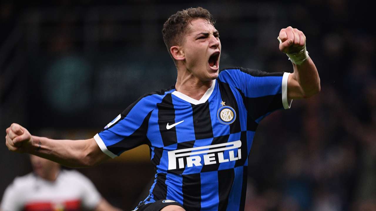 Inter, l'attaccante Sebastiano Esposito festeggia il suo gol su rigore al Genoa, 21 dicembre 2019 (foto di Marco Bertorello/AFP via Getty Images)