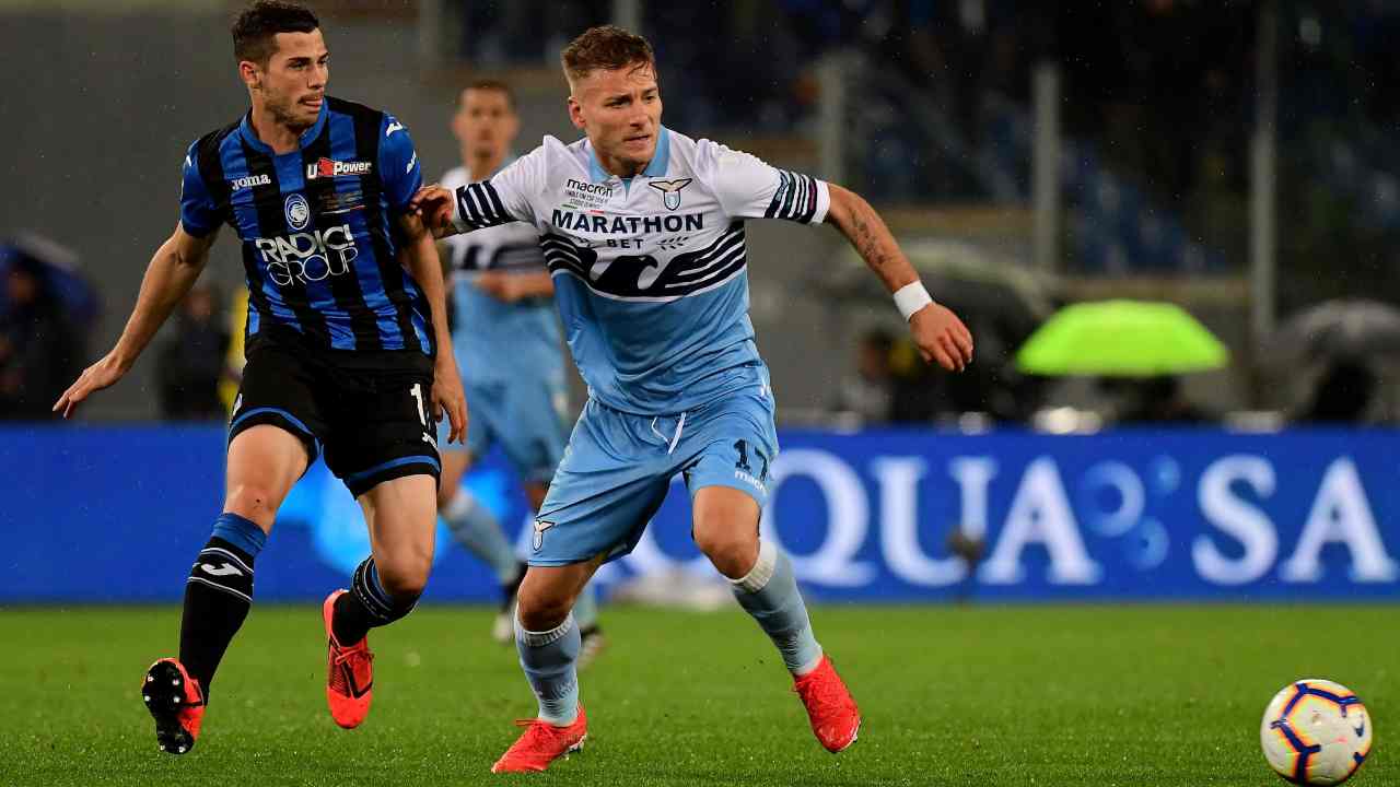 Da sinistra in primo piano: il centrocampista dell'Atalanta Remo Freuler si contende il pallone con l'attaccante della Lazio Ciro Immobile nella finale di Coppa Italia, 15 maggio 2019 (foto di Vincenzo Pinto/AFP via Getty Images)