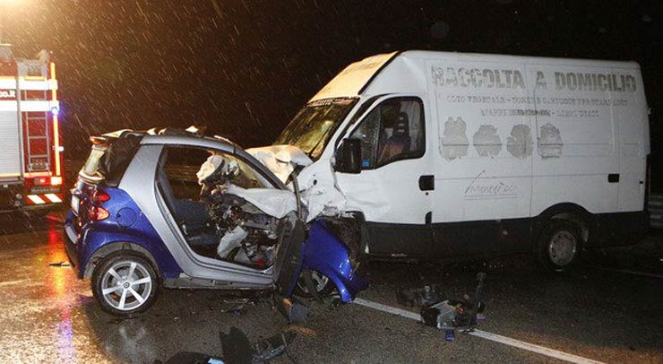 Frontale tra una Smart e un furgone: 45enne muore sul colpo