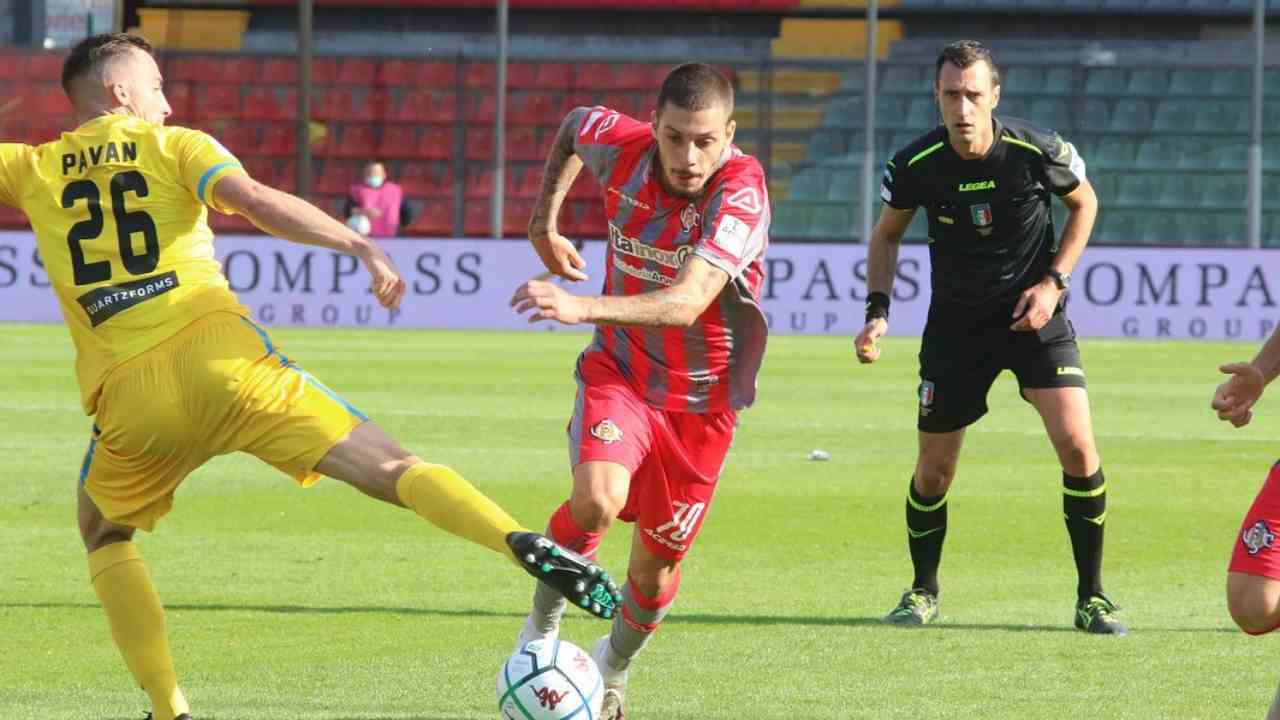 In primo piano, da destra: l'attaccante Gianluca Gaetano della Cremonese marcato da Nicola Pavan del Cittadella, 27 settembre 2020 (foto © U.S. Cremonese)