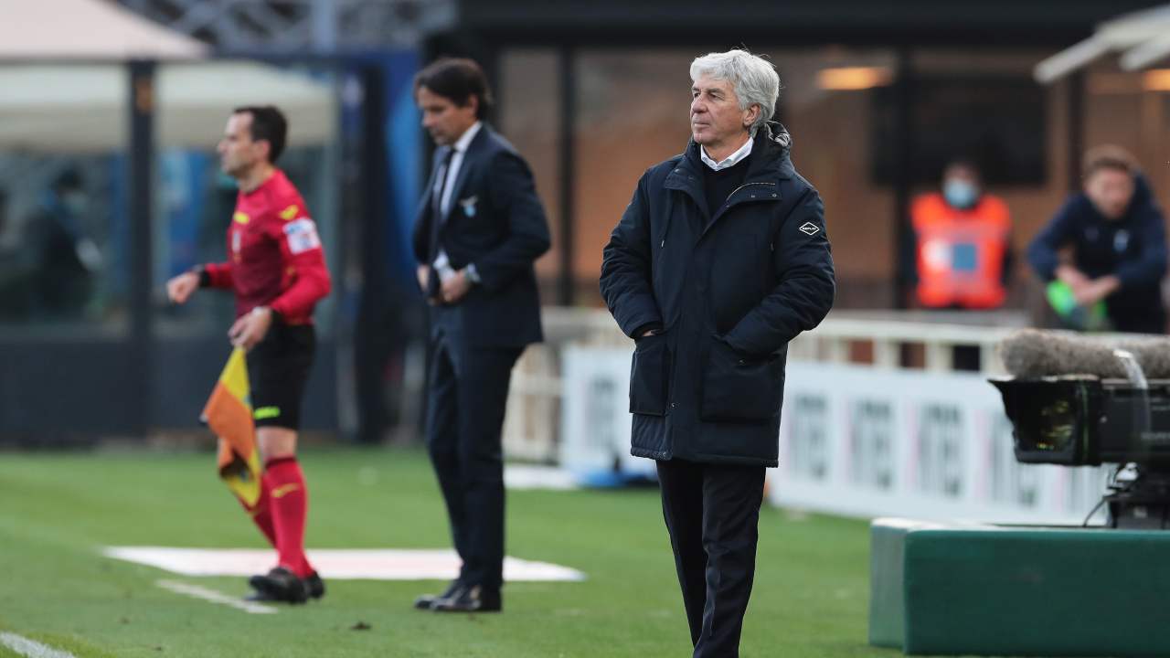 In primo piano: l'allenatore dell'Atalanta Gian Piero Gasperini. Sullo sfondo, da destra: l'allenatore della Lazio Simone Inzaghi e l'arbitro Daniele Chiffi di Padova. 31 gennaio 2021 (foto di Emilio Andreoli/Getty Images)