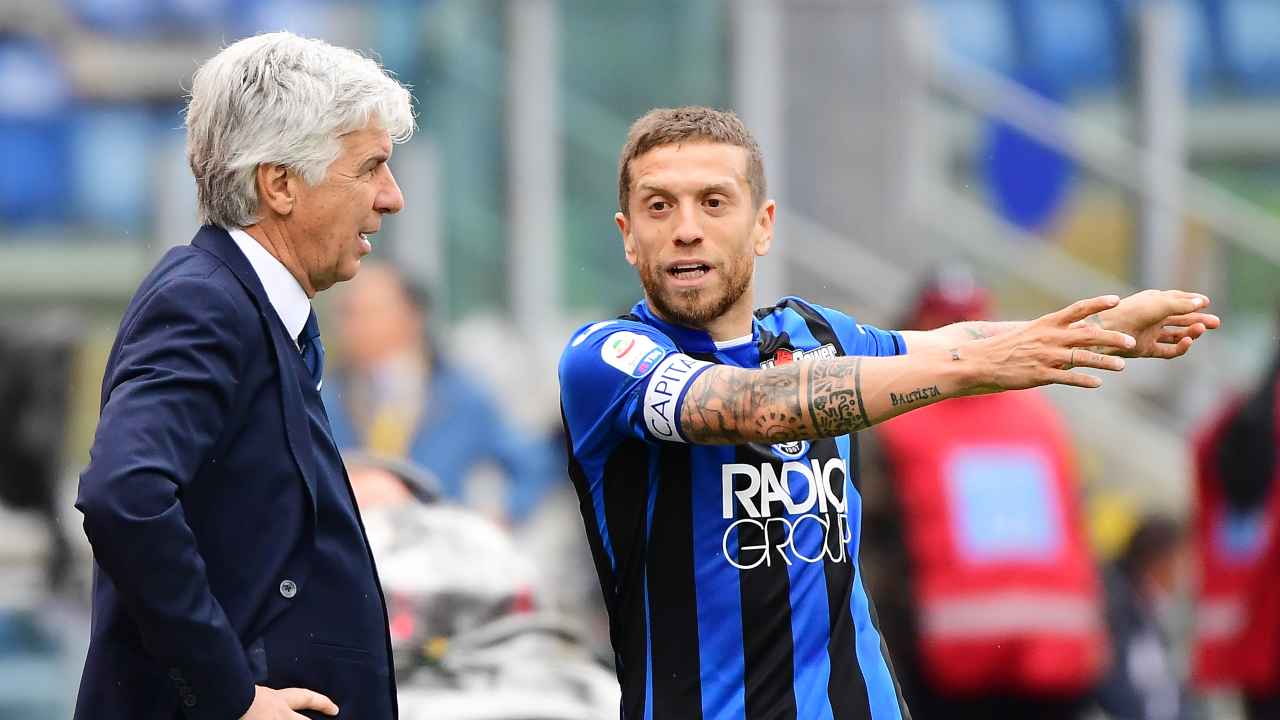 Atalanta, da sinistra: l'allenatore Gian Piero Gasperini ed il centrocampista Papu Gomez discutono durante la partita con la Lazio del 5 maggio 2019 (foto di Vincenzo Pinto/AFP via Getty Images)