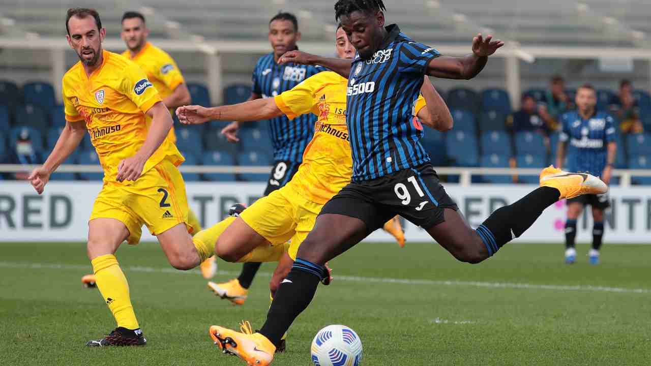 Da sinistra: Diego Godin del Cagliari e Duvan Zapata dell'Atalanta in campo per la partita di Serie A del 4 ottobre 2020 (foto di Emilio Andreoli/Getty Images)