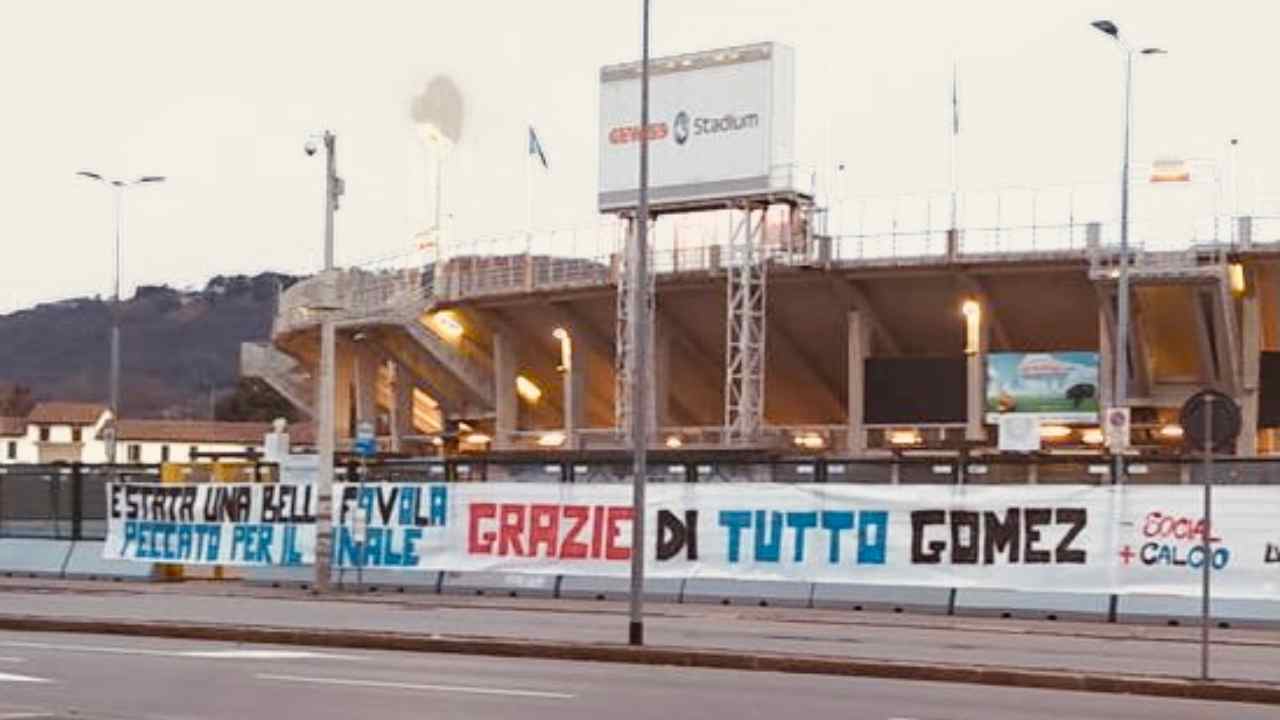 Atalanta, lo striscione per l'addio a Papu Gomez fuori dal Gewiss Stadium di Bergamo (foto © Tuttoatalanta)