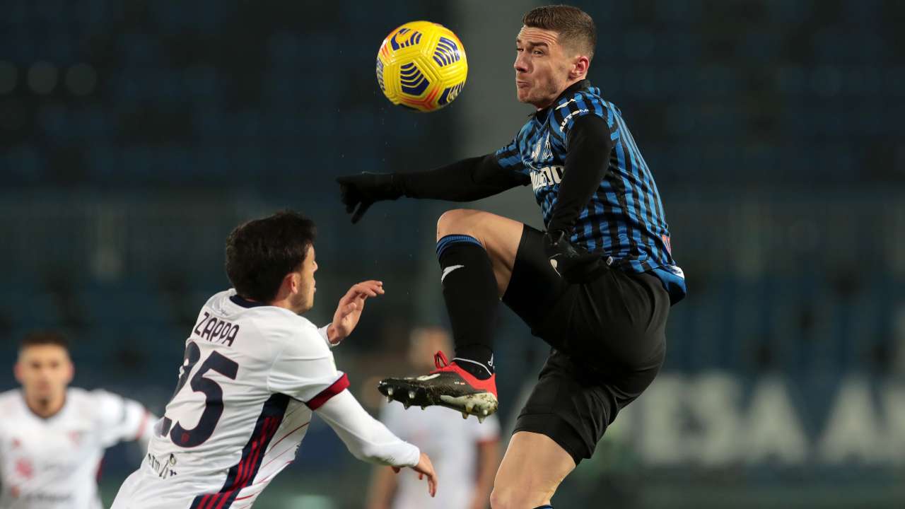 Da destra: Robin Gosens dell'Atalanta batte Gabriele Zappa del Cagliari in duello aereo (foto di Emilio Andreoli/Getty Images)