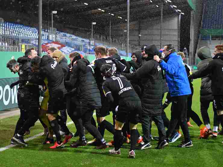 L'Holsten Kiel celebra il suo portiere dopo la vittoria 6-5 sul Bayern Monaco ai calci di rigore, 13 gennaio 2021 (foto di Stuart Franklin/Getty Images)