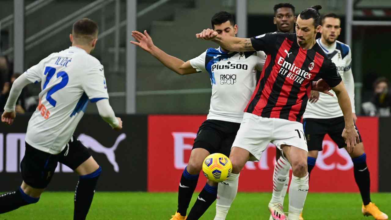 Da sinistra in primo piano: Josip Ilicic e Cristian Romero dell'Atalanta sul pallone insieme a Zlatan Ibrahimovic del Milan, 23 gennaio 2021 (foto di Miguel Medina/AFP via Getty Images)