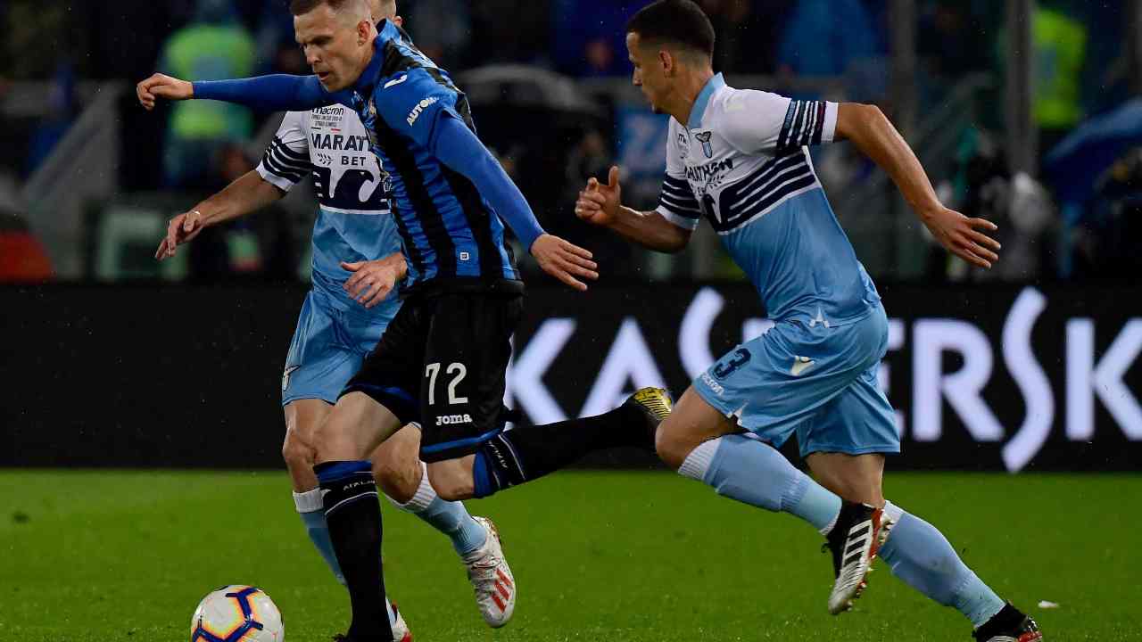 Da sinistra in primo piano: l'attaccante dell'Atalanta Josip Ilicic protegge la palla da Luiz Felipe della Lazio nella finale di Coppa Italia, 15 maggio 2019 (foto di Vincenzo Pinto/AFP via Getty Images)