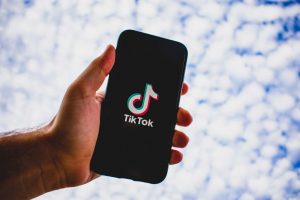 Video-sfida su TikTok, influencer siciliana di 48 anni denunciata per istigazione al suicidio