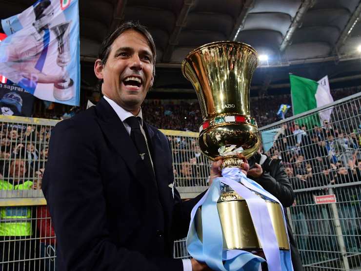 Lazio, l'allenatore Simone Inzaghi festeggia in curva la vittoria della Coppa Italia, 15 maggio 2019 (foto di Vincenzo Pinto /AFP via Getty Images)