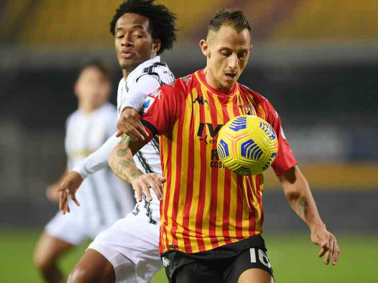 Da sinistra: duello fra Juan Cuadrado della Juventus e Riccardo Improta del Benevento (foto di Francesco Pecoraro/Getty Images)