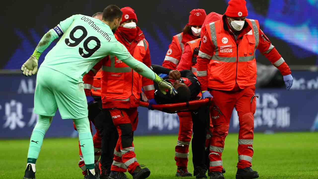 Da sinistra: il portiere Gianluigi Donnarumma consola il difensore Pierre Kalulu, 23 gennaio 2021 (foto di Marco Luzzani/Getty Images)