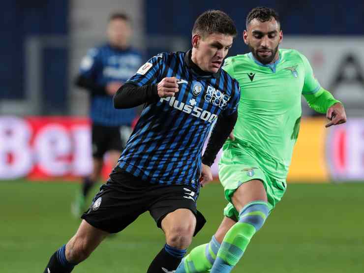 Da sinistra: Joakim Maehle dell'Atalanta marcato da Mohammed Fares del Lazio in Coppa Italia, 27 gennaio 2021 (foto di Emilio Andreoli/Getty Images)