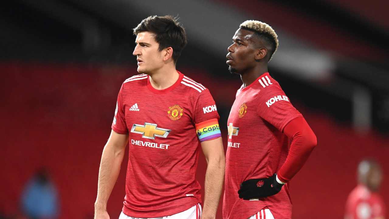 Manchester United, da sinistra: il capitano e difensore Harry Maguire ed il centrocampista Paul Pogba durante la partita di Premier League con il Manchester City (foto di Michael Regan/Getty Images)