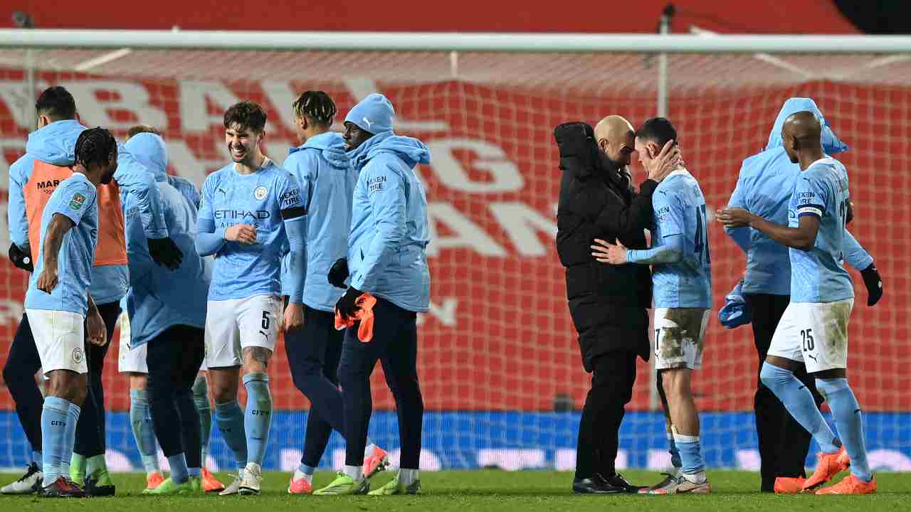 Manchester City, l'allenatore Pep Guardiola abbraccia Phil Foden alla fine della partita di FA Cup con il Manchester United, 6 gennaio 2021 (foto di Shaun Botterill/Getty Images)