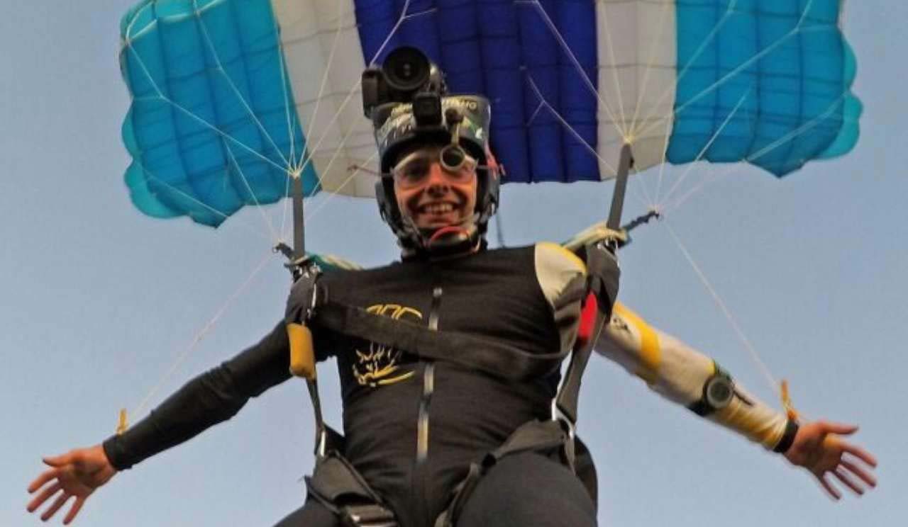 Si schianta al suolo dopo il lancio col paracadute: muore parà di 35 anni