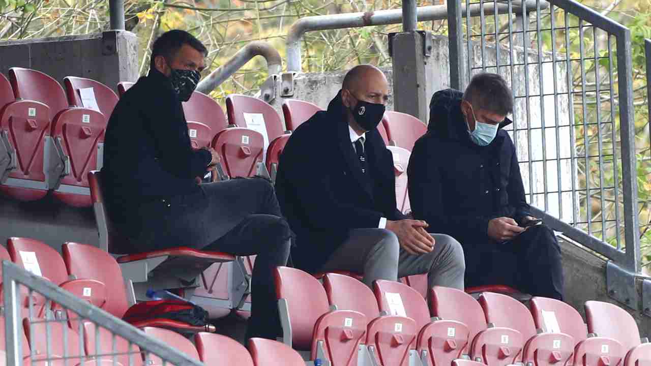 Milan, da sinistra: il direttore dell'area tecnica Paolo Maldini, il CEO Ivan Gazidis e il direttore sportivo Frederic Massara seguono la partita Milan Women-Inter al Centro Sportivo Vismara, 18 ottobre 2020 (foto di Marco Luzzani/Getty Images)